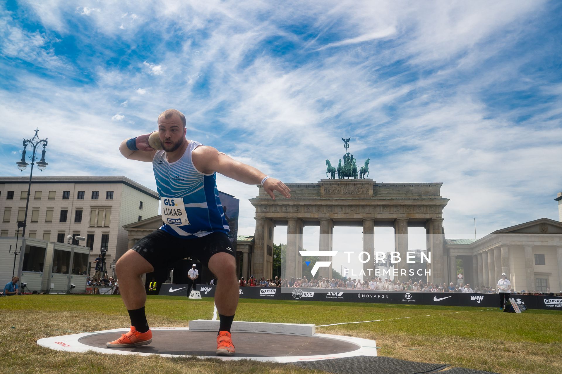 Dennis Lukas (SSV Gymnasium Heinzenwies) beim Kugelstossen waehrend der deutschen Leichtathletik-Meisterschaften auf dem Pariser Platz am 24.06.2022 in Berlin